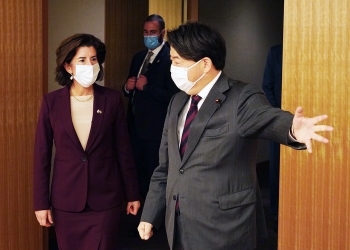 レモンド商務長官を会談室に案内する、林外務大臣の様子
