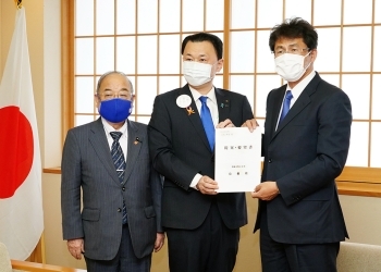 丸山達也島根県知事一行による三宅外務大臣政務官表敬1