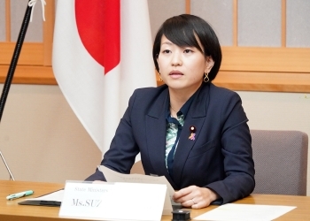 オンライン会議に出席する鈴木外務副大臣