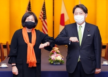キャサリン・タイ米国通商代表と肘タッチを行う、林外務大臣の様子