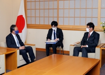 フリッツ駐日ミクロネシア連邦大使による三宅外務大臣政務官表敬2