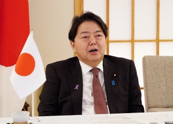 林外務大臣とオコンジョ=イウェアラ世界貿易機関(WTO)事務局長とのテレビ会談1