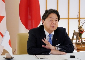 カナダ外相との会談で発言する林外務大臣