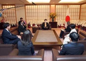 林外務大臣と駐日国際機関邦人職員との車座対話 2