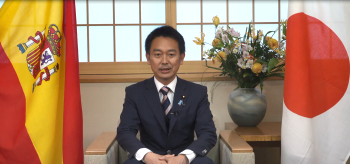 ビデオメッセージを発出する、上杉外務大臣政務官の様子