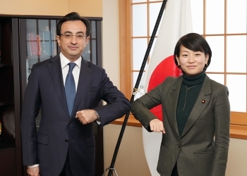 イスマイルザーデ駐日アゼルバイジャン大使と肘タッチを交わす、鈴木外務副大臣の様子