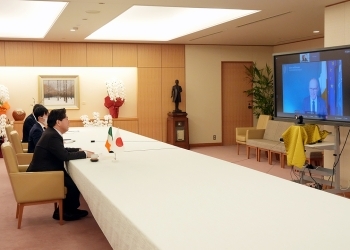 サイモン・コーヴニー・アイルランド外務・国防大臣とのテレビ会談に臨む、林外務大臣の様子