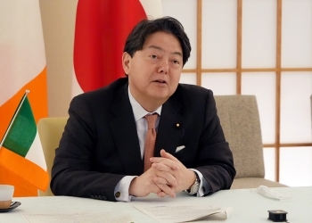 テレビ会談に臨む、林外務大臣の様子
