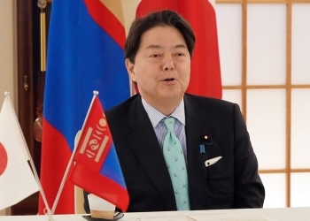 モンゴル外相とのテレビ会談に臨む林外務大臣
