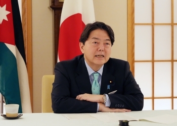 テレビ会談を行う林外務大臣
