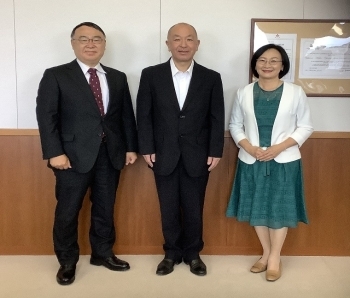 (写真1)宇井香取市長(中央)
