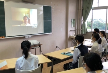 (写真2)モニターに映し出された在フランス日本国大使館の木戸大介ロベルト参事官