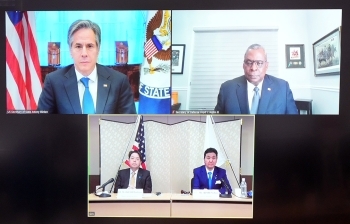 日米「2+2」の出席者(林外務大臣、岸防衛大臣、ブリンケン国務長官及びオースティン国防長官)の様子(モニター画面)