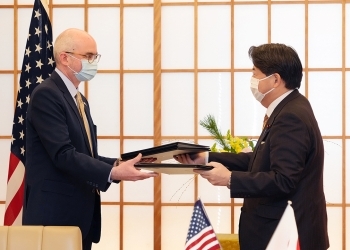 署名した特別協定を含む書簡を交換する、林外務大臣とグリーン駐日米国臨時代理大使の様子