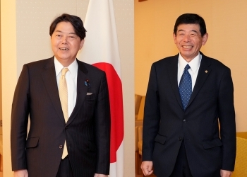 写真撮影する林外務大臣と御厨世界税関機構(WCO)事務総局長