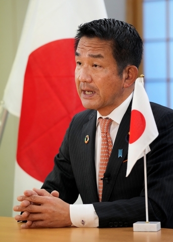 ビデオメッセージを発出する小田原外務副大臣
