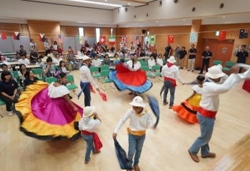 （写真1）踊りのステージを見る人々