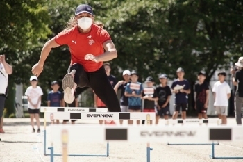 （写真2）ハードル競技をしている選手