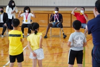 （写真3）パラリンピック出場選手と児童たち