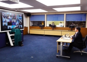 テレビ会議に出席する林大臣の様子