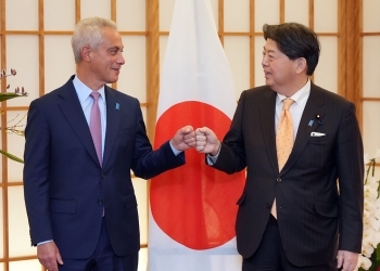 エマニュエル大使とグータッチを交わす、林大臣の様子