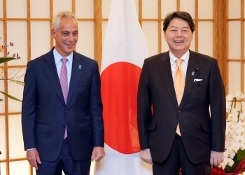 エマニュエル次期駐日米国大使による林外務大臣表敬時の記念撮影の様子(正面)