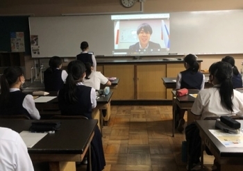 (写真2)モニターに映し出された在ユジノサハリンスク日本国総領事館の松本英之副領事