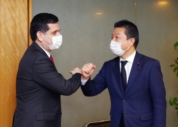 ジャロロフ駐日タジキスタン大使と肘タッチを交わす、本田外務大臣政務官の様子