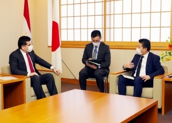 書簡を交換後にジャロロフ駐日タジキスタン大使と懇談する、本田外務大臣政務官の様子
