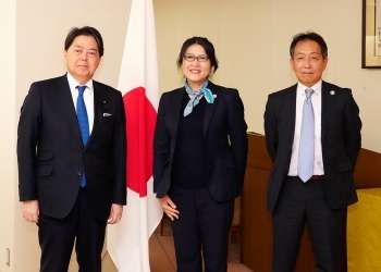 正面を向き、日比所長、三次事務局長シニアアドバイザーと共に記念撮影を行う、林大臣の様子