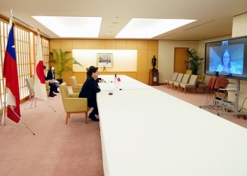 林外務大臣とウレホラ・チリ次期外務大臣とのテレビ会談の様子