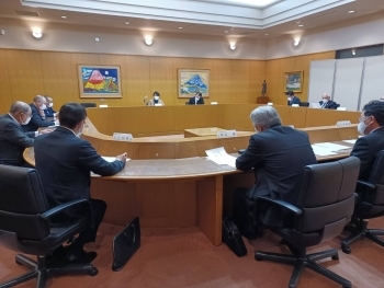 根室管内一市四町の首長・議会関係者と意見交換を行う、鈴木外務副大臣の様子