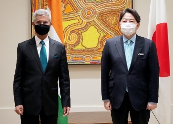 写真撮影する日印両外相