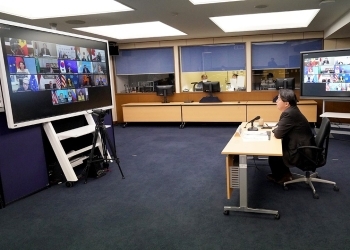 テレビ会議に参加する林外務大臣の様子