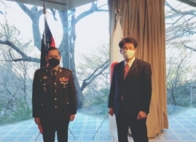 カンボジア陸軍司令官と三宅外務大臣政務官の写真撮影の様子