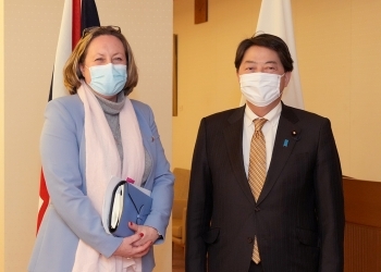 正面を向き、トレビリアン英国国際貿易大臣との記念撮影に臨む、林外務大臣の様子(上半身)
