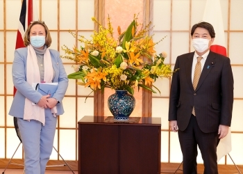 正面を向き、トレビリアン英国国際貿易大臣との記念撮影に臨む、林外務大臣の様子(全体写真)
