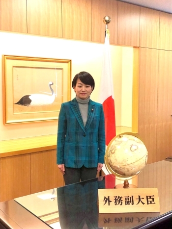 ビデオメッセージで挨拶を行う、鈴木外務副大臣の様子