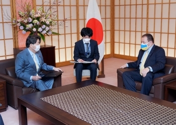駐日ウクライナ大使と会談を行う林外務大臣の様子