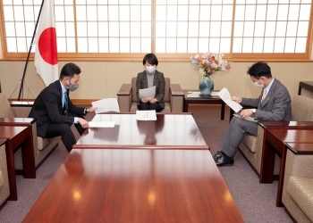 鈴木副大臣とWFP国会議員連盟の面会の様子