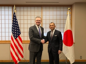 正面を向き、クリテンブリンク米国務次官補（左側）と握手を交わす、市川北米局長（右側）の様子