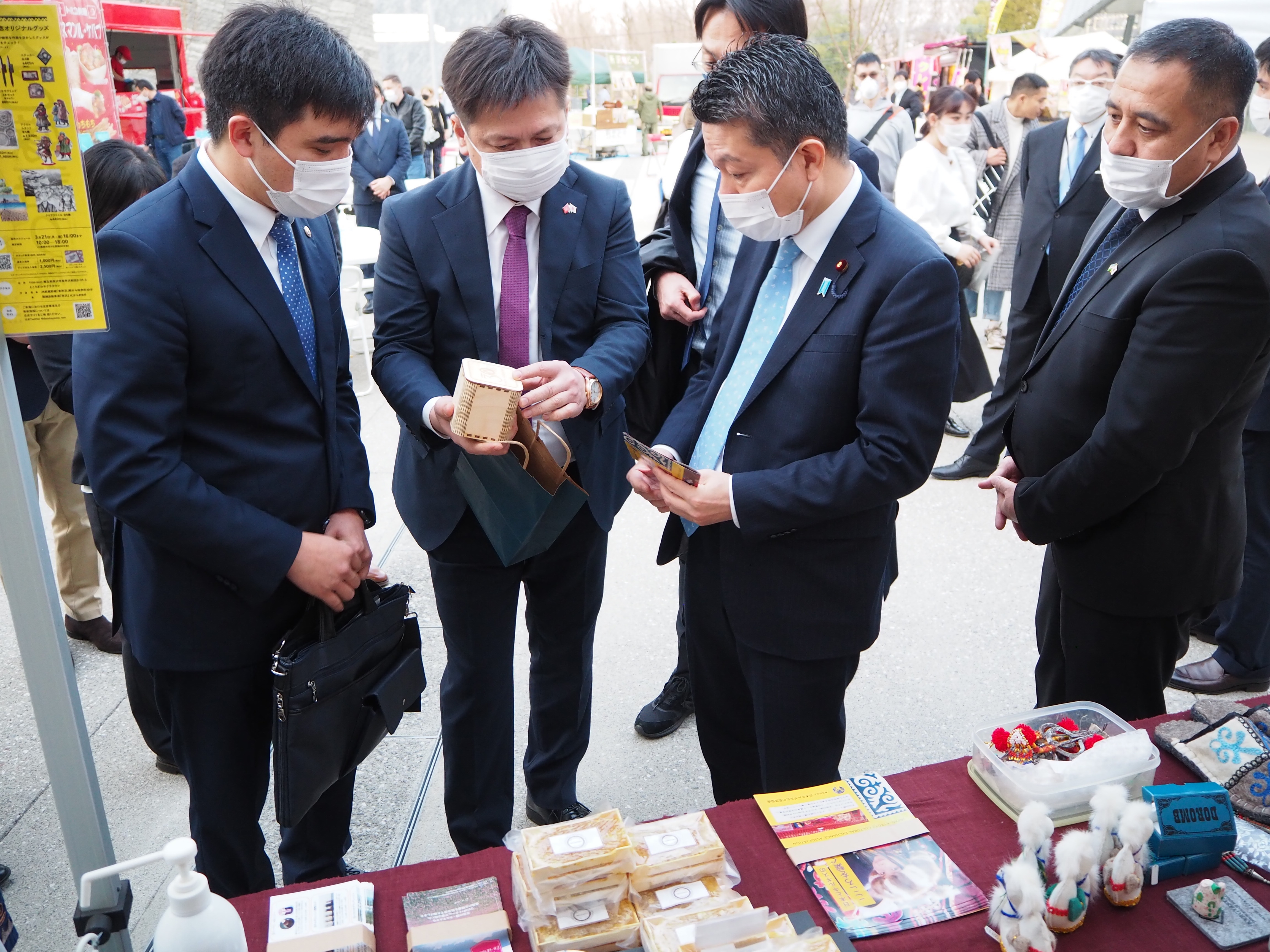 アルスタンバエフ駐日キルギス共和国特命全権大使による案内を受ける、本田外務大臣政務官の様子