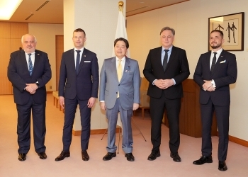 駐日V4各国大使との記念撮影に臨む、林外務大臣の様子(中央)