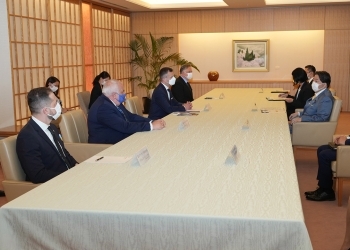 駐日V4各国大使による表敬を受ける、林外務大臣の様子(会談形式)