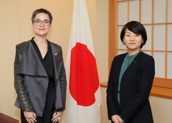 正面を向き、コヴァチュ駐日セルビア大使と共に記念撮影に応じる、鈴木外務副大臣の様子