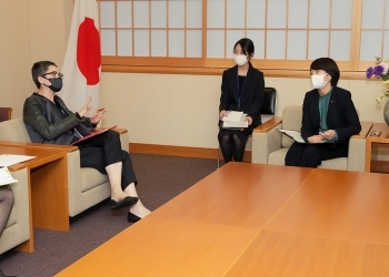 コヴァチュ駐日セルビア大使による鈴木外務副大臣への表敬の様子(会談形式)