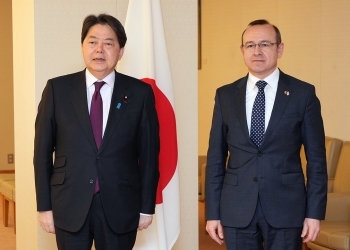 林芳正外務大臣とドゥミトル・ソコラン駐日モルドバ共和国大使