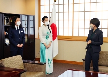 又吉直樹氏とフォンチー氏の挨拶を受ける鈴木外務副大臣の様子