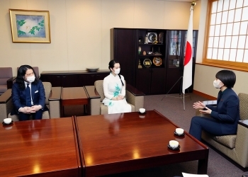 又吉直樹氏とフォンチー氏と懇談を行う鈴木外務副大臣の様子