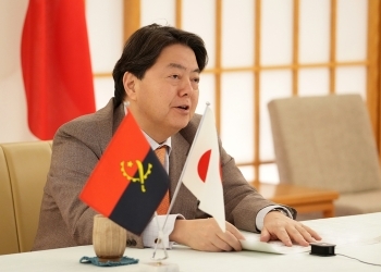 アンゴラ外相とのテレビ会談で発言を行う林外務大臣の様子